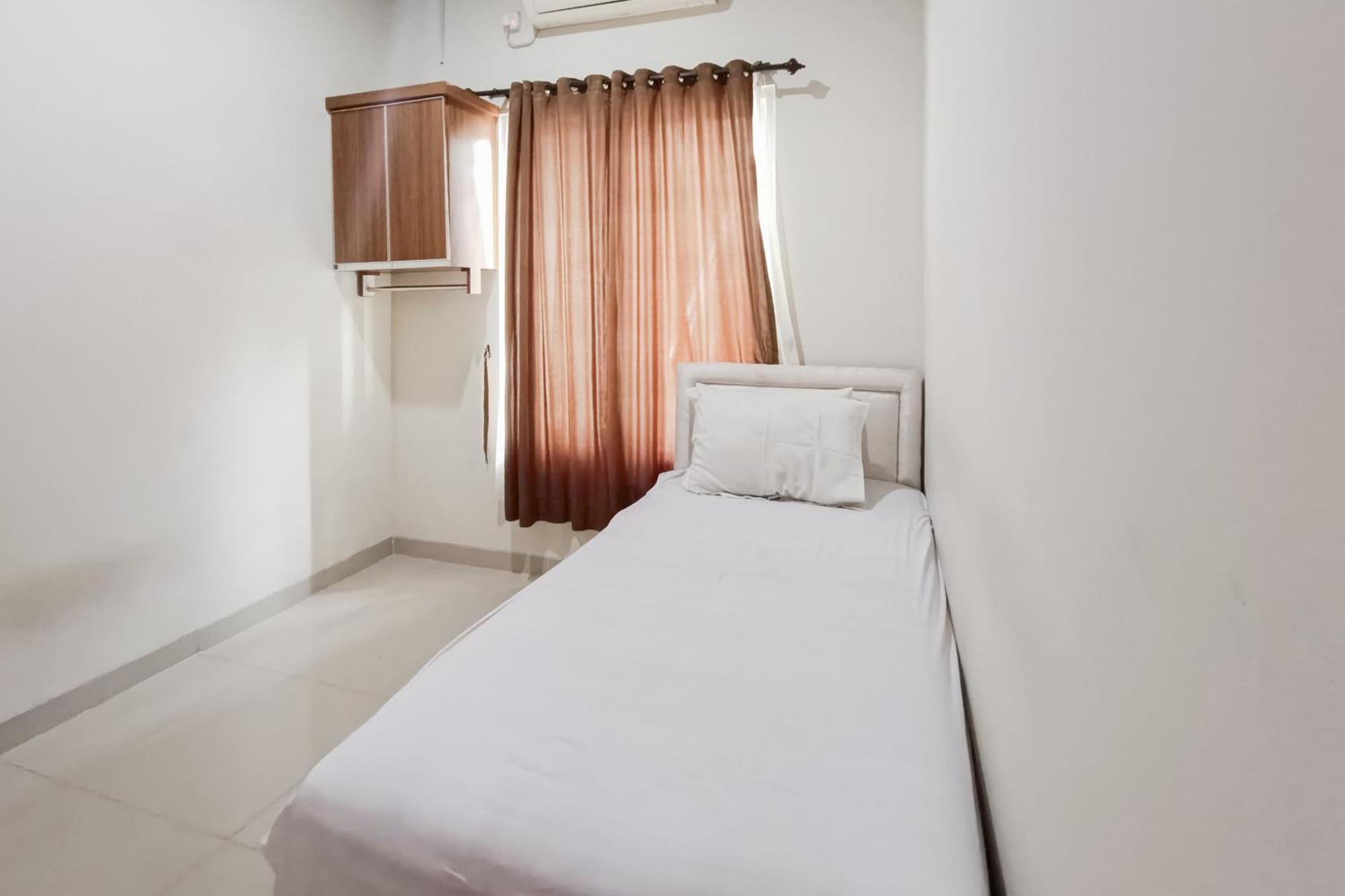 Al Iman Syariah 25 Mitra Reddoorz * Jakarta