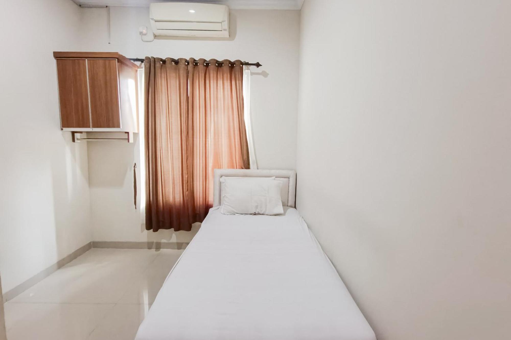 Al Iman Syariah 25 Mitra Reddoorz * Jakarta